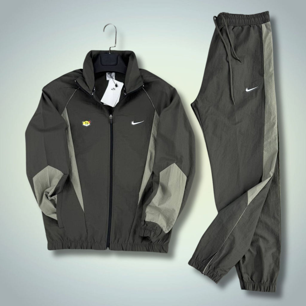 Nike TN pánská nepromokavá sportovní souprava, tmavě zelená-olivově zelená. Prémiová