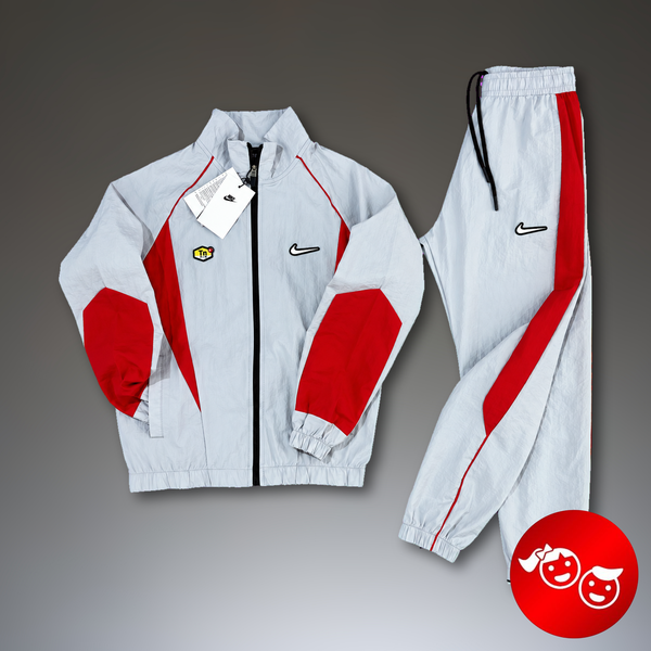 Nike TN dětská nepromokavá sportovní souprava, světle šedá - červená. Prémiová kvalita