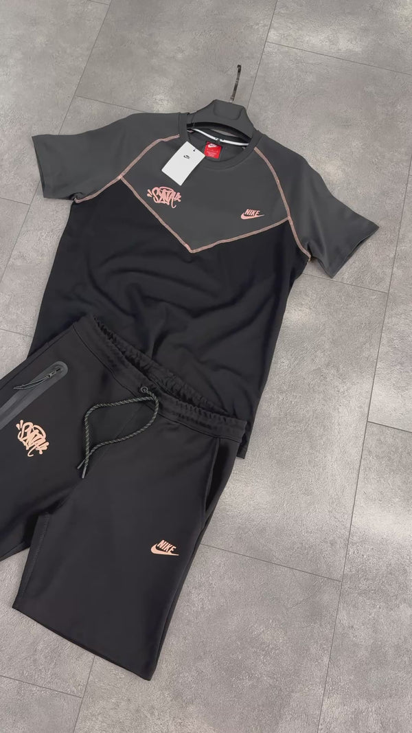 Pánská souprava Nike x Syna World Tech Fleece s kraťasy, černá - grafitová. Prémiová kvalita