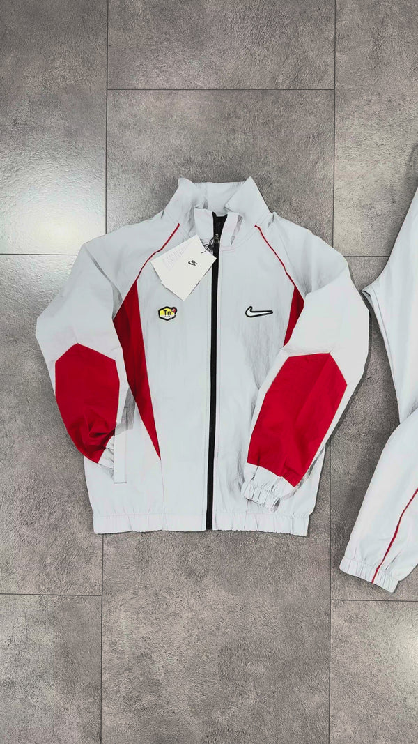 Nike TN dětská nepromokavá sportovní souprava, světle šedá - červená. Prémiová kvalita