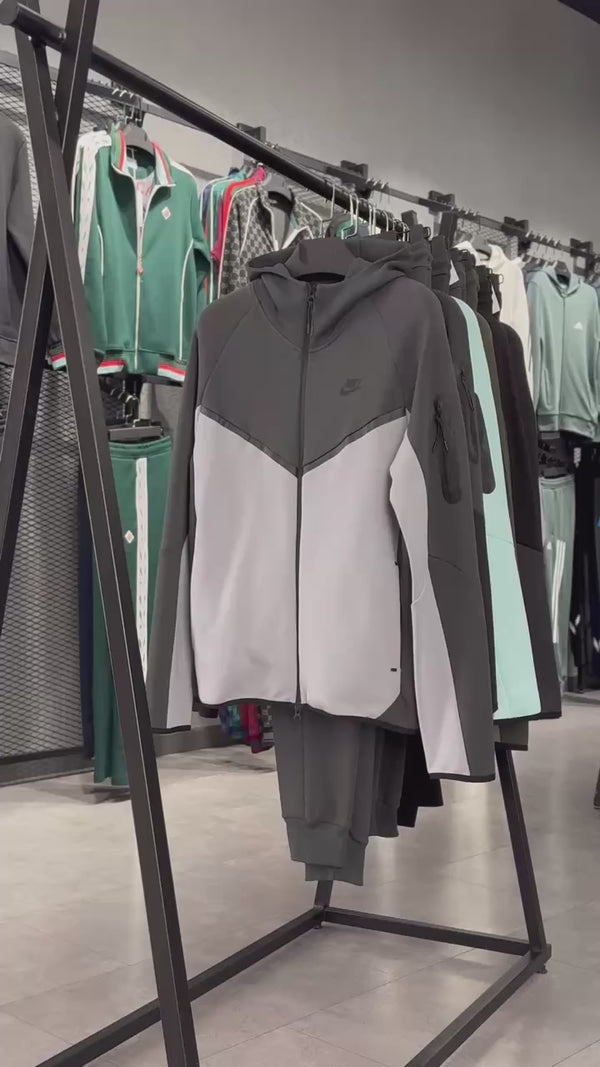 Nike Tech Fleece pánská tepláková souprava, grafitová - černá, červené logo. Model 2024. Prémiová kvalita